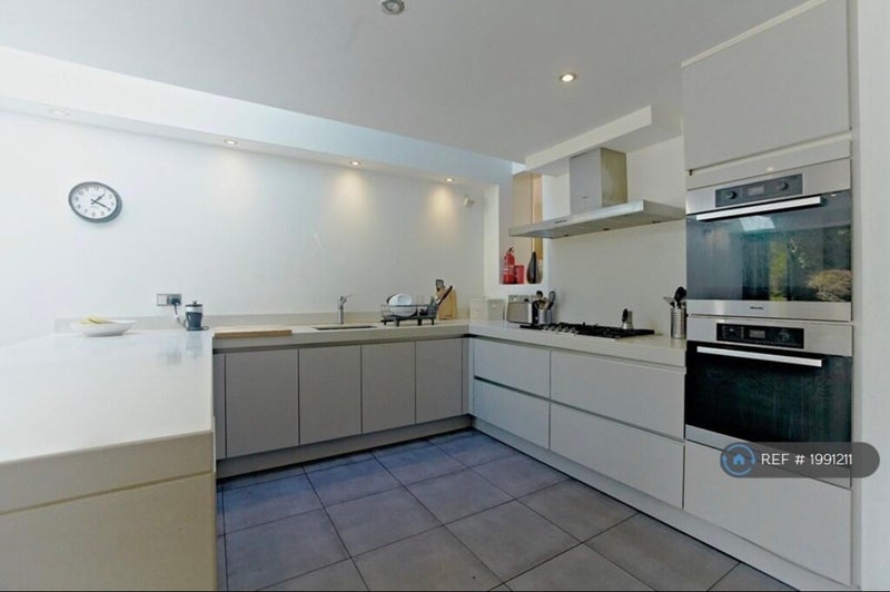 Room Croxted Road in Greater London