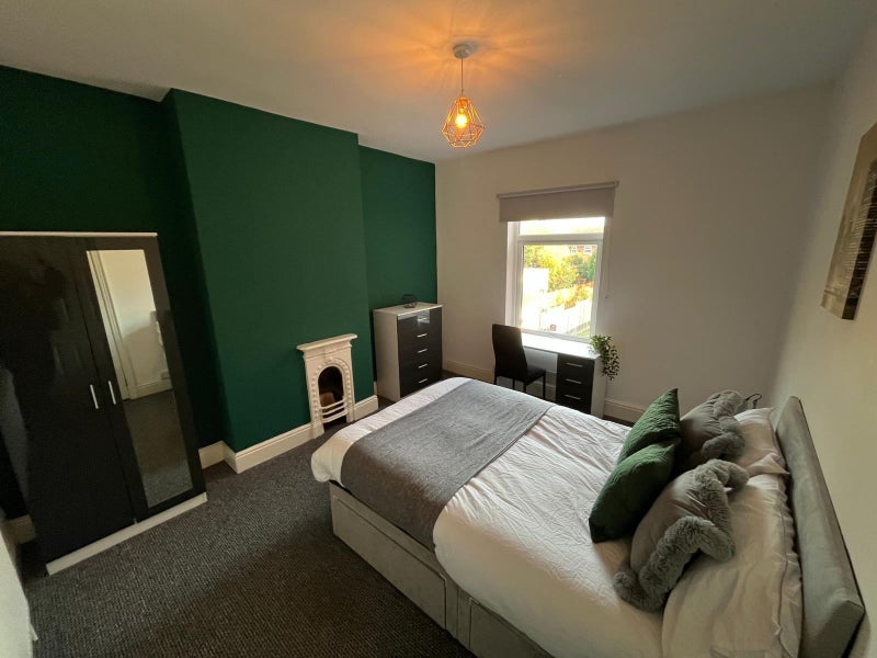 Room Grove Road in Nuneaton and Bedworth
