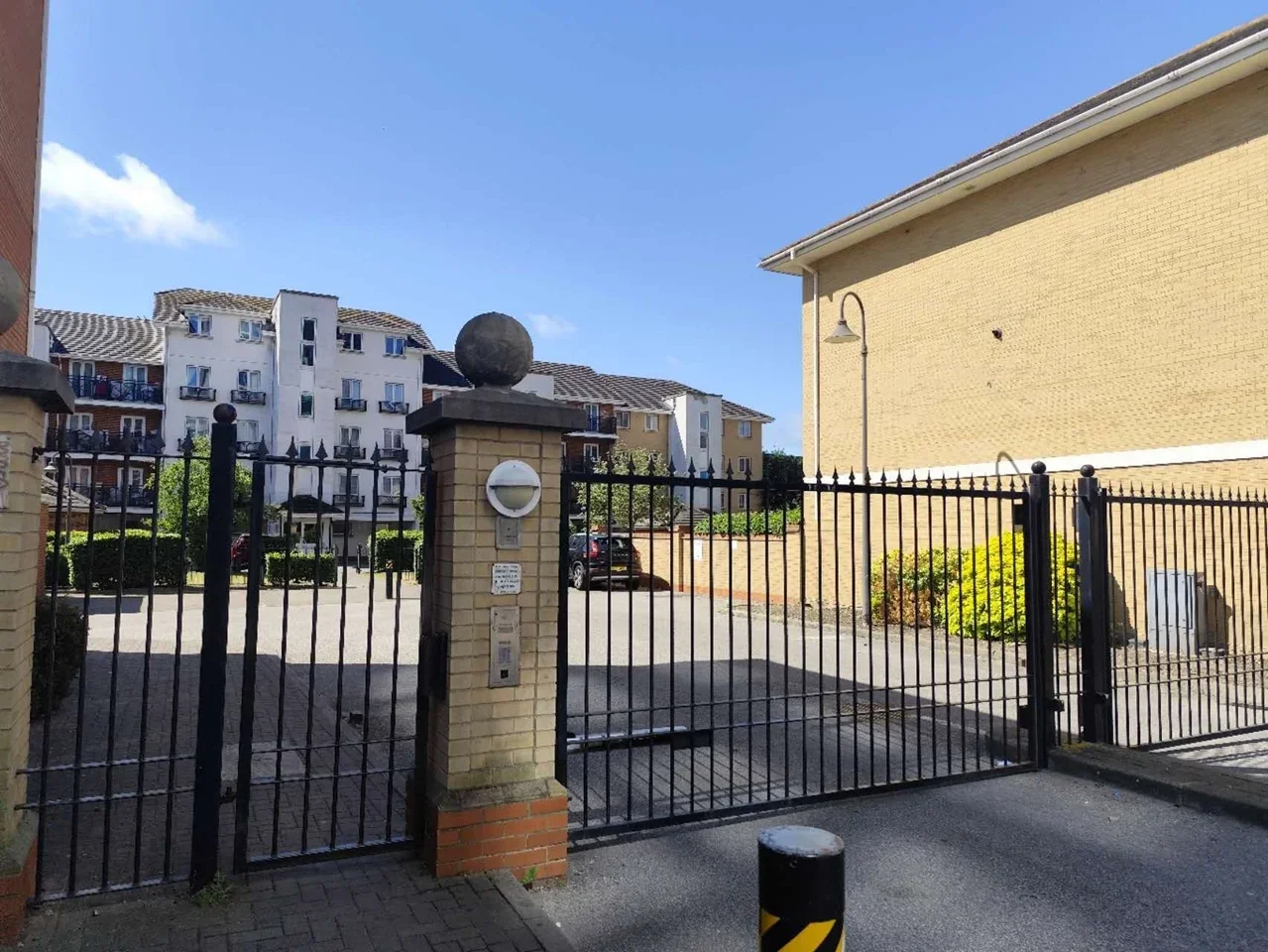 Room Hermitage Close in Greater London