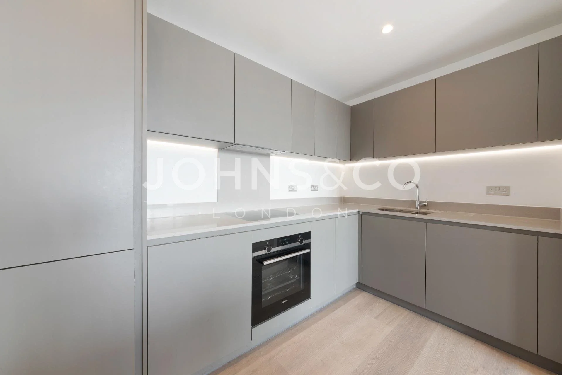 Flat Marshgate Lane in Greater London