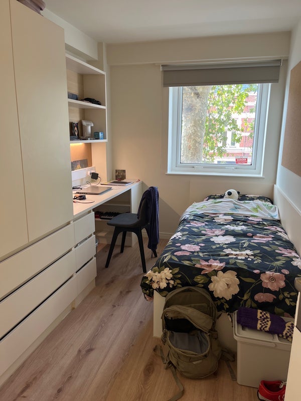 Room Holloway Road in Greater London