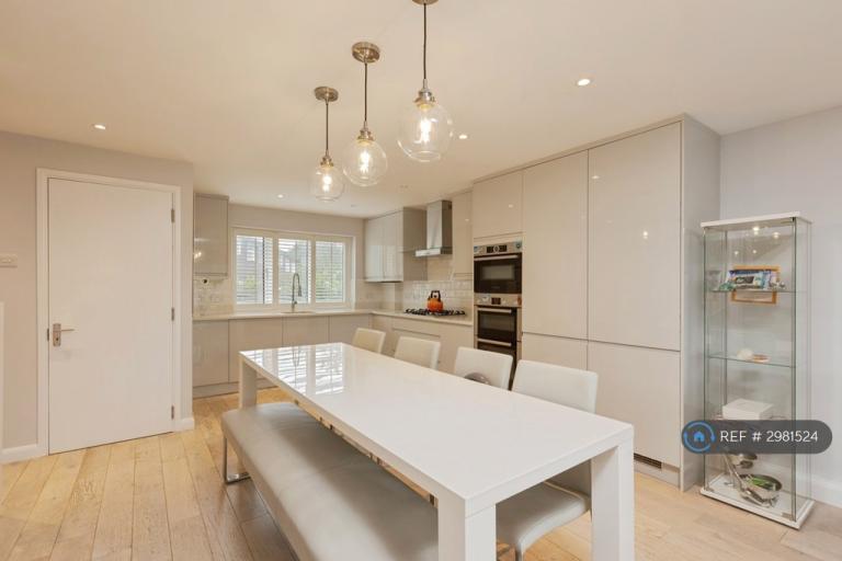 House Queen's Drive in Sevenoaks