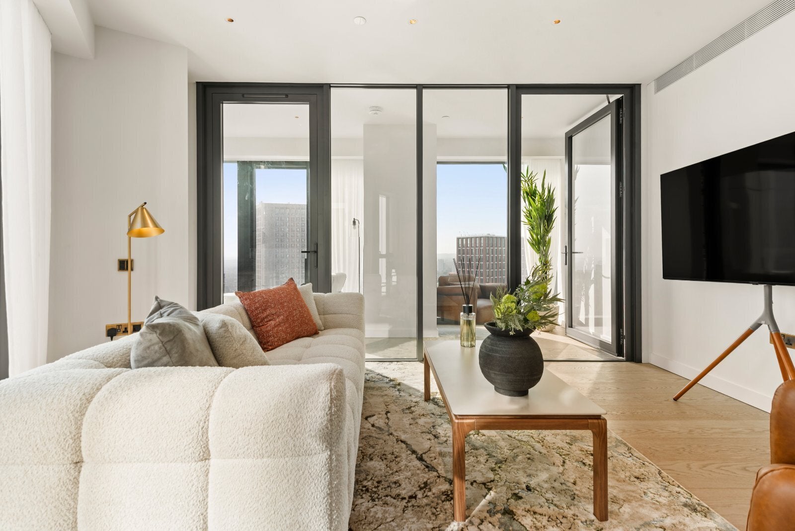 Flat Nine Elms Lane in Greater London