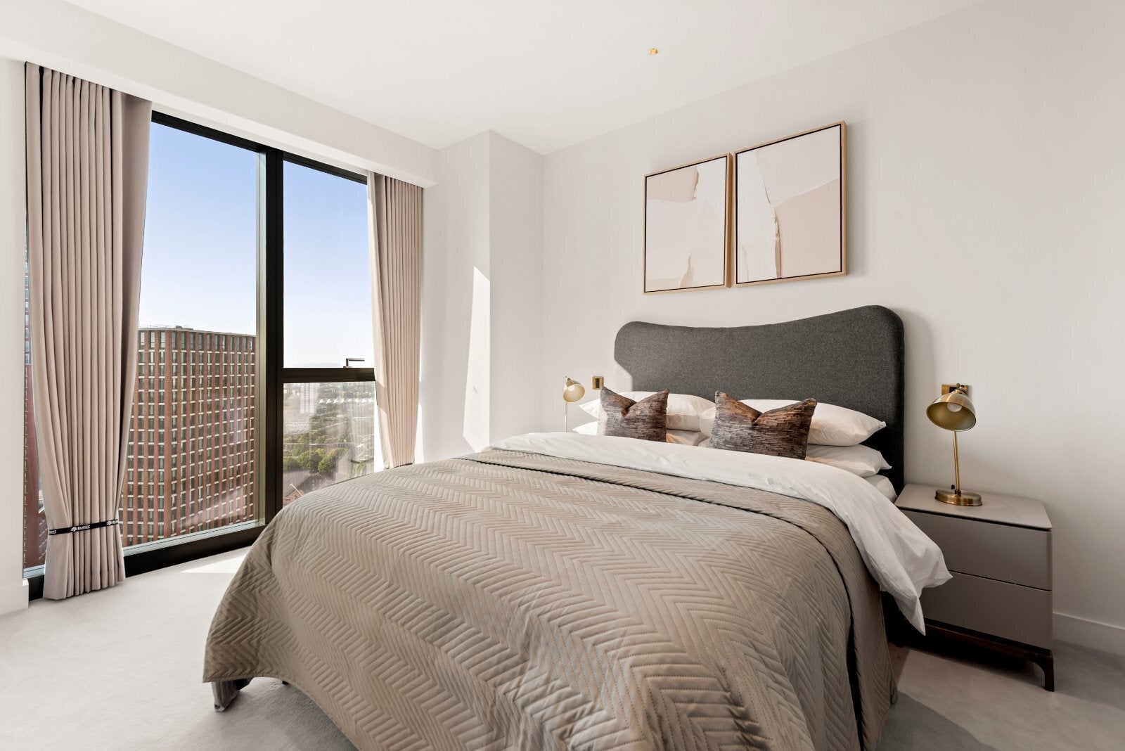 Flat Nine Elms Lane in Greater London