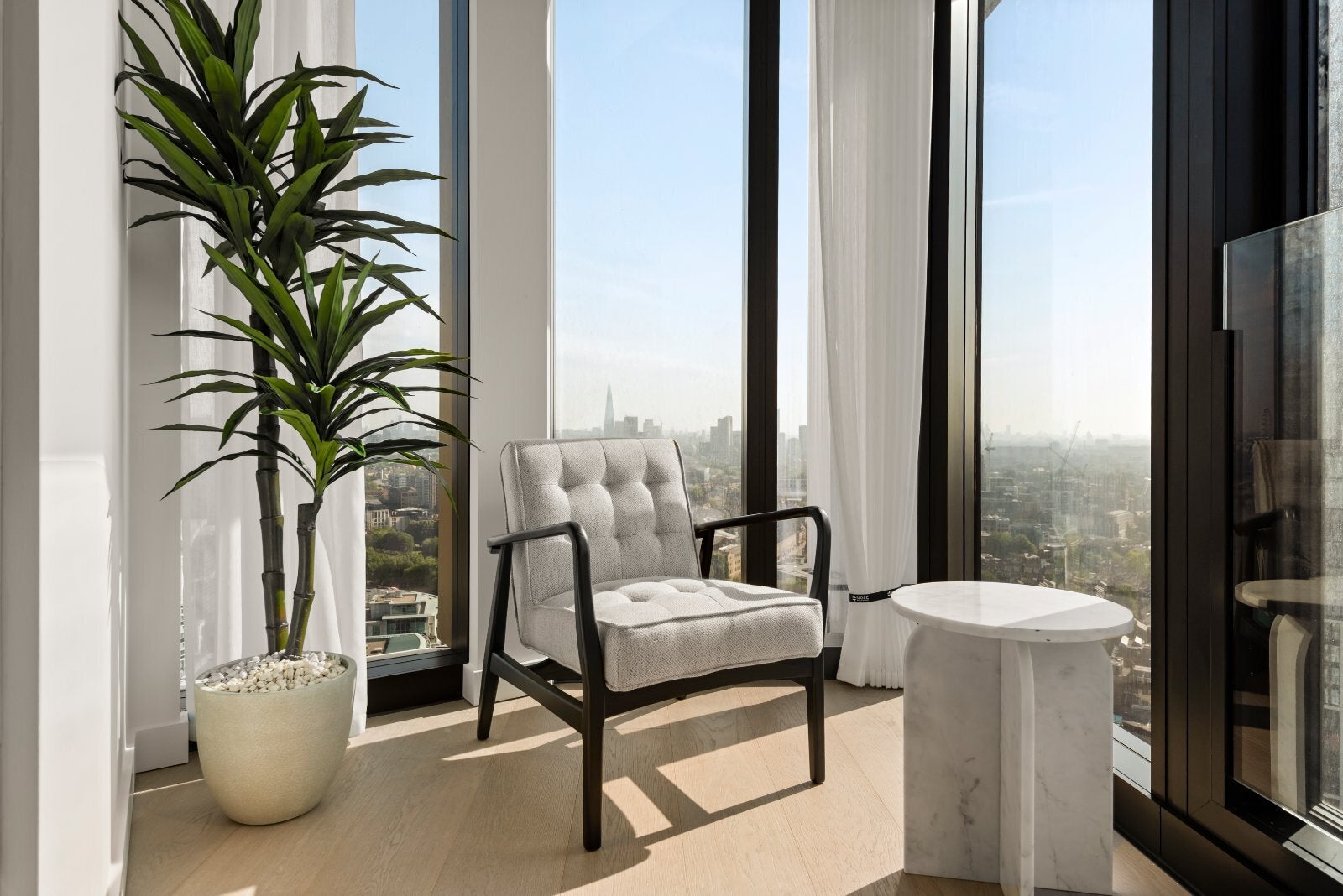 Flat Nine Elms Lane in Greater London