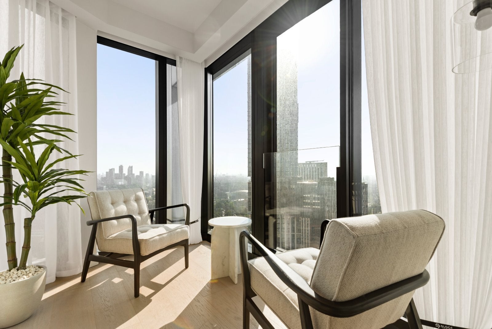 Flat Nine Elms Lane in Greater London