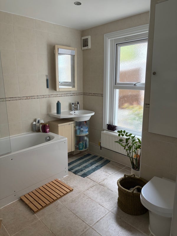 Room Crebor Street in Greater London