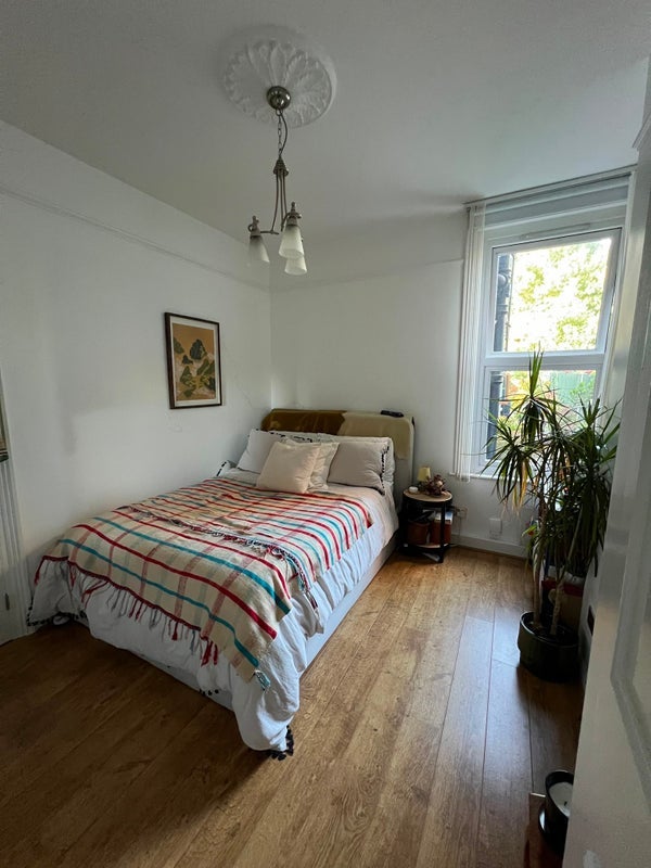 Room Crebor Street in Greater London