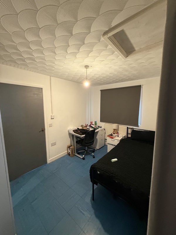 Room Cross Farm Road in Birmingham