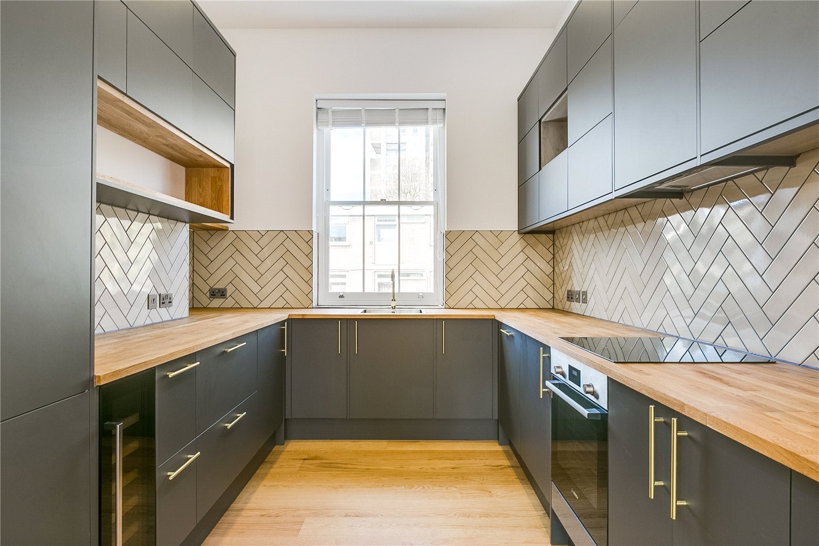 Flat Westbridge Road in Greater London