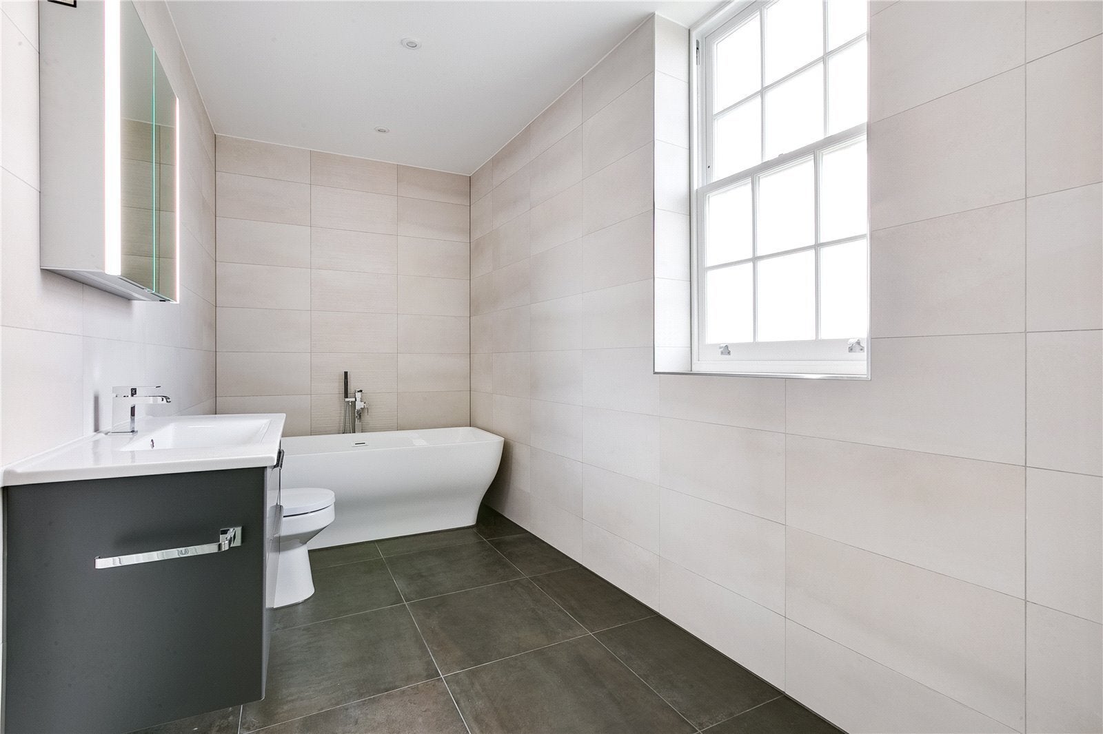 Flat Westbridge Road in Greater London