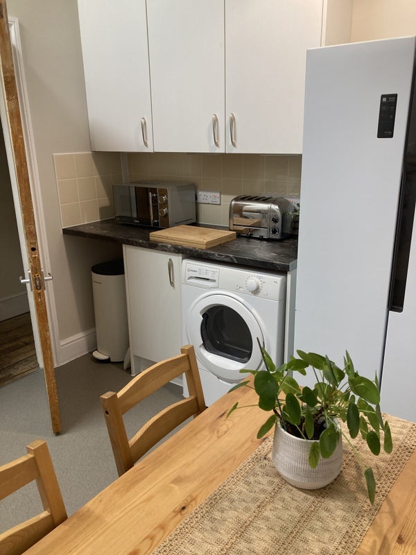 Room Lancaster Road in Greater London