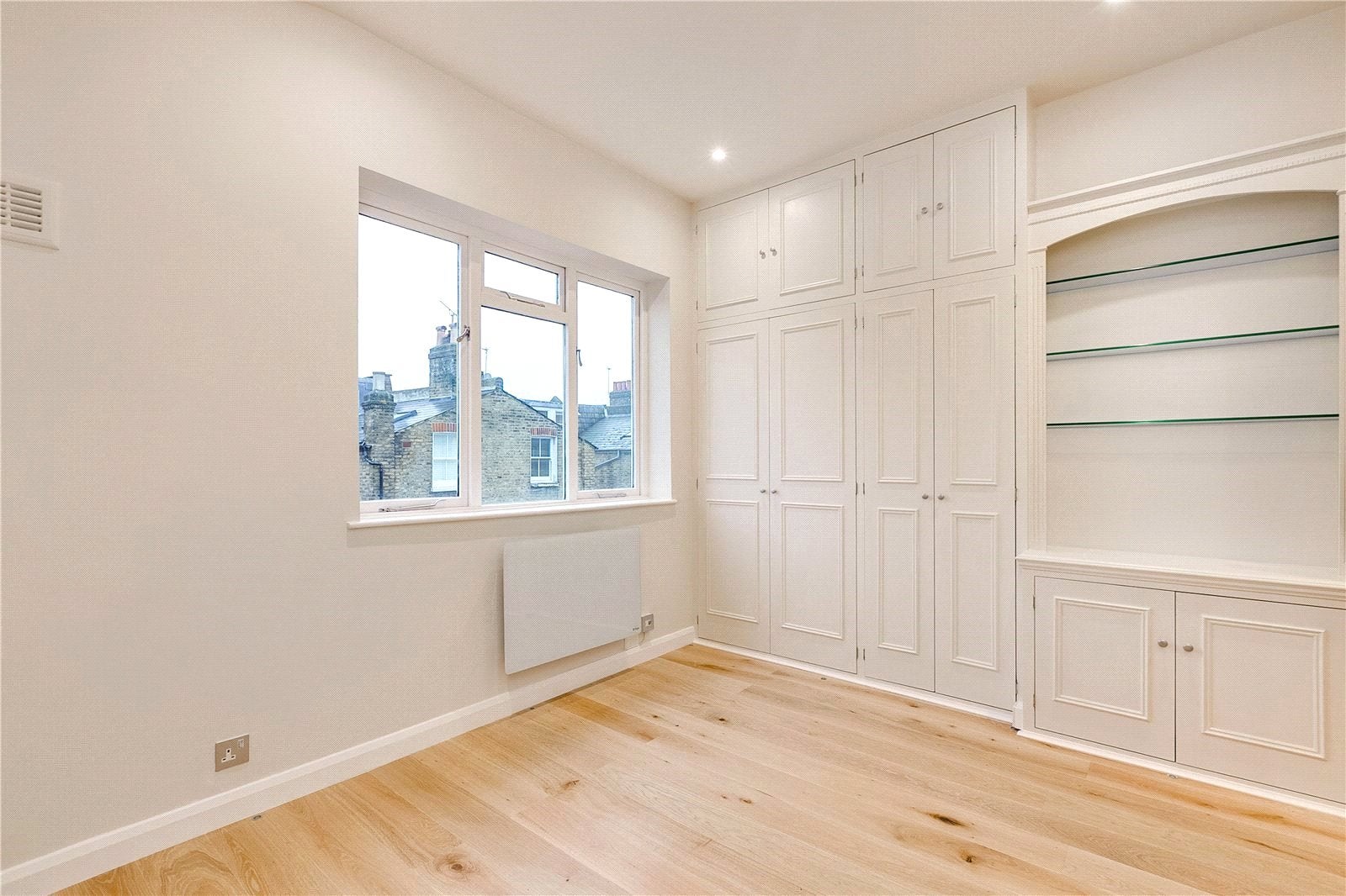 Flat Sisters Avenue in Greater London