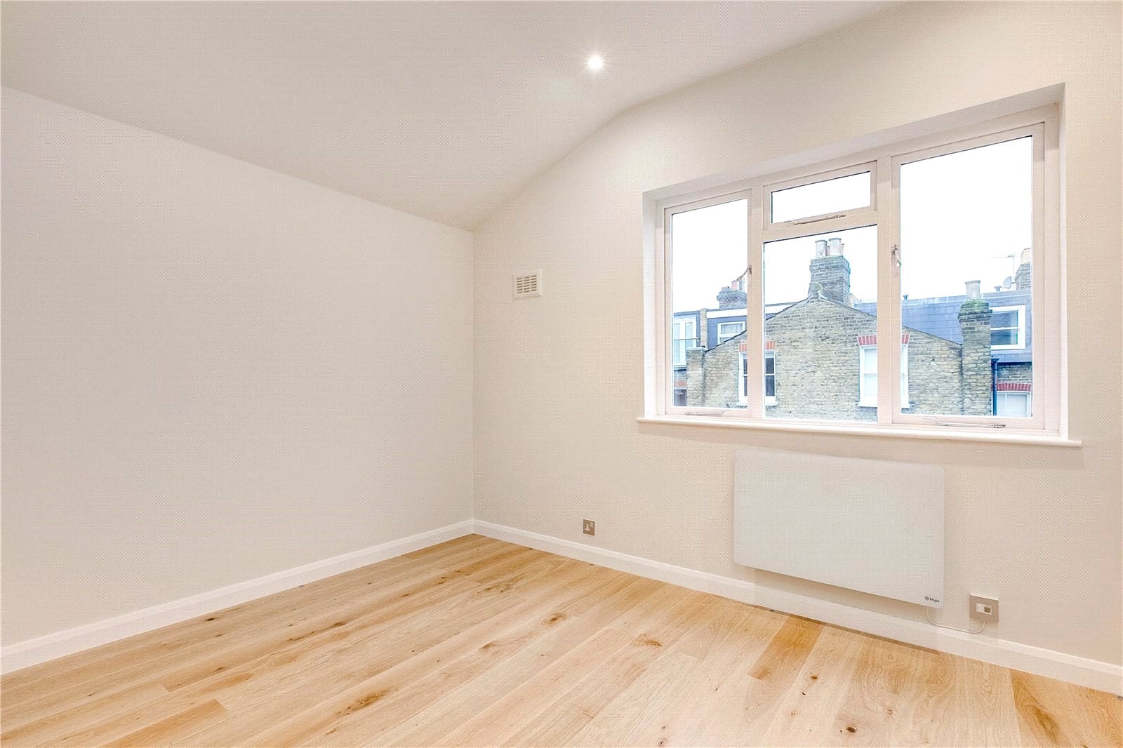 Flat Sisters Avenue in Greater London