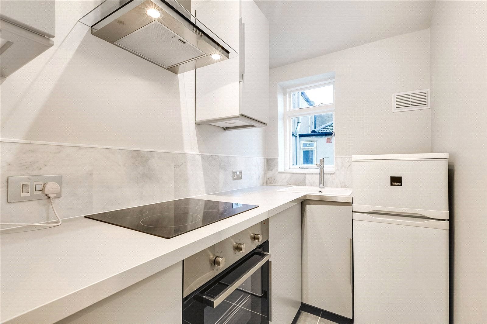 Flat Sisters Avenue in Greater London