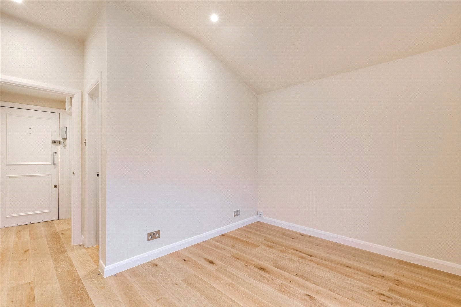 Flat Sisters Avenue in Greater London