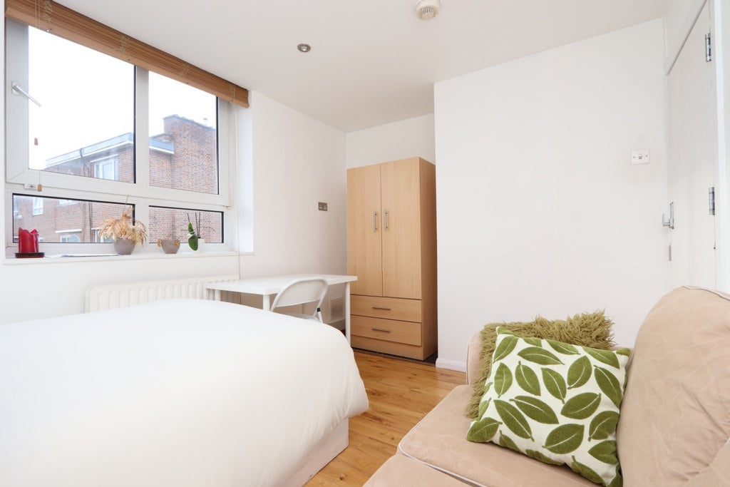 Room Globe Road in Greater London