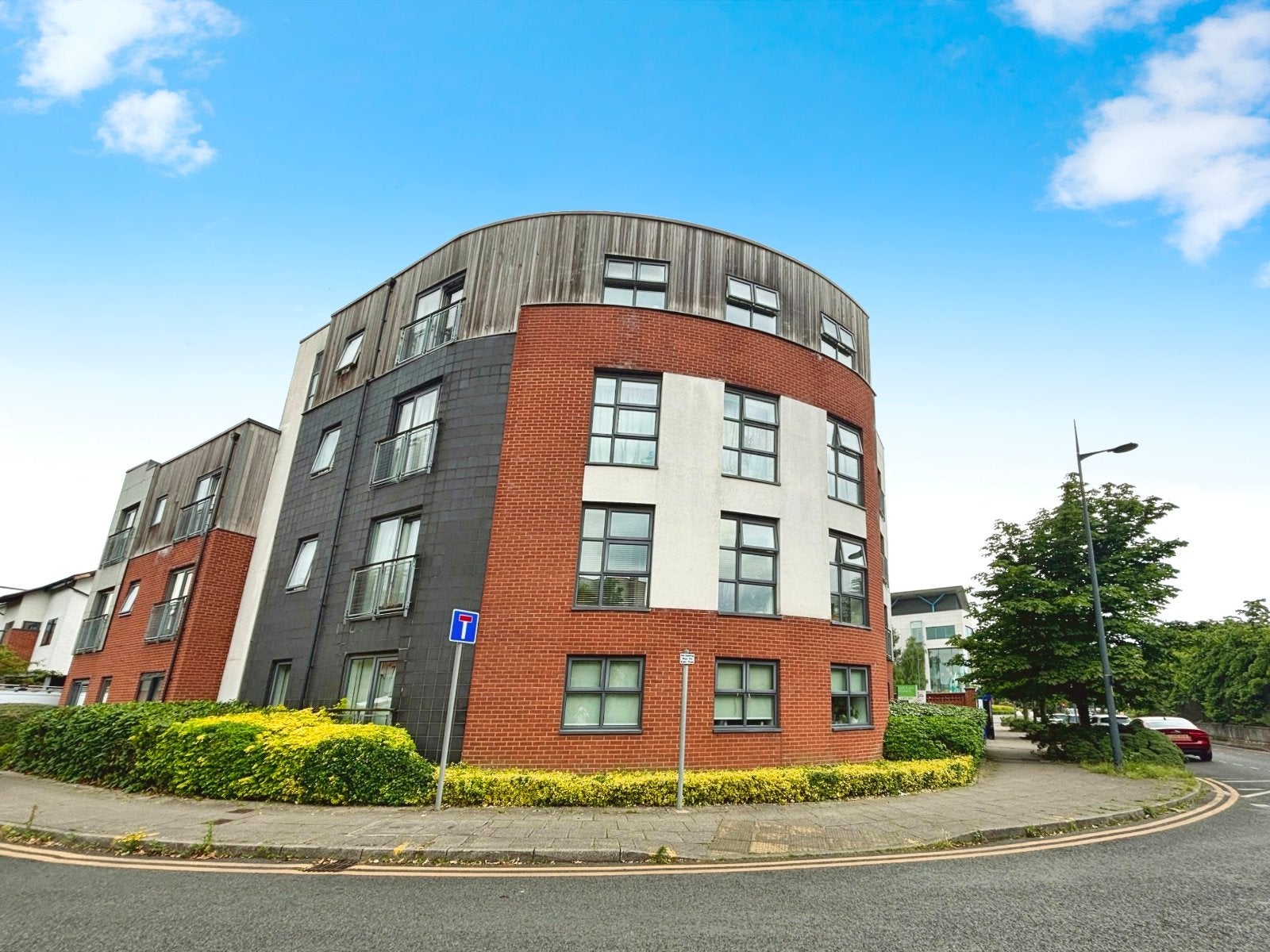 Flat Clearwater Drive in Manchester