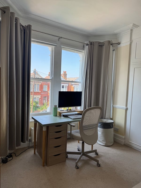 Room Salford Road in Greater London