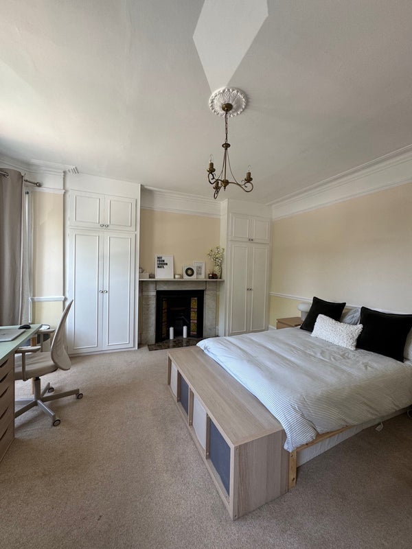 Room Salford Road in Greater London