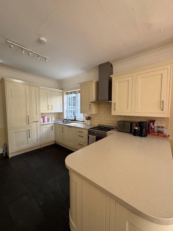 Room Salford Road in Greater London