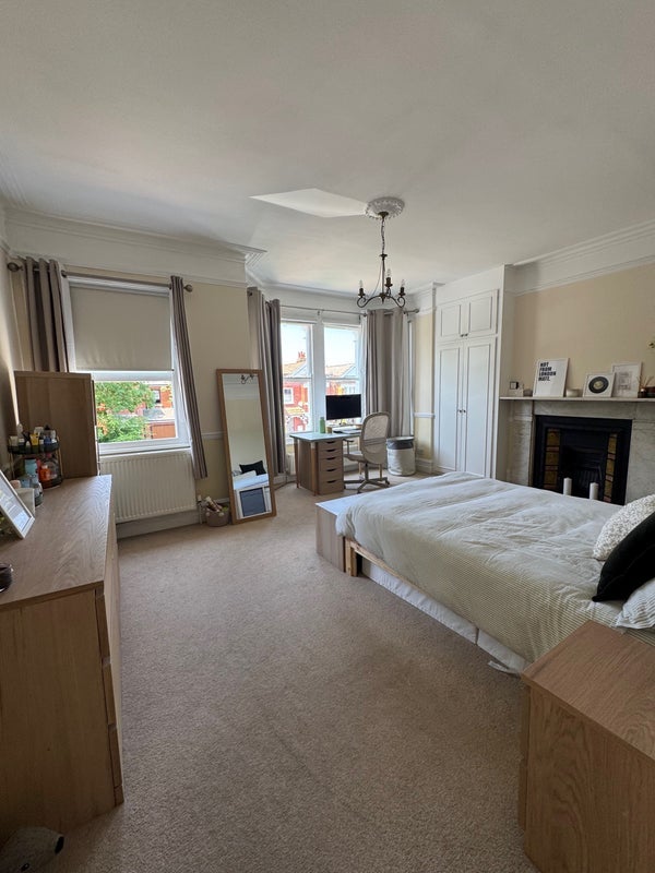 Room Salford Road in Greater London