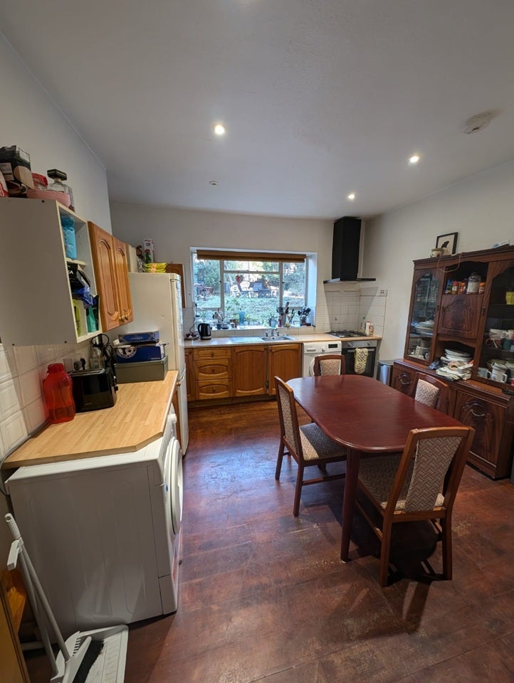 Room Caversham Road in Greater London