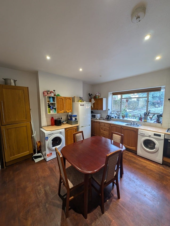 Room Caversham Road in Greater London