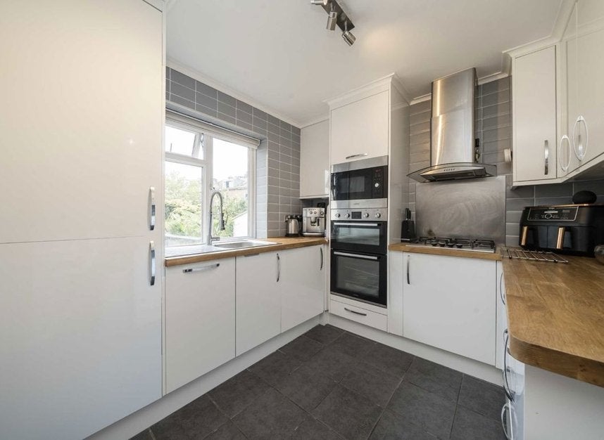 Room Clarence Road in Greater London