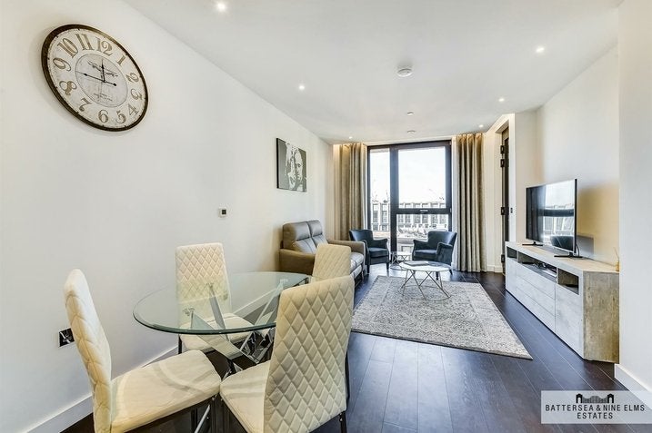Flat Ponton Road in Greater London