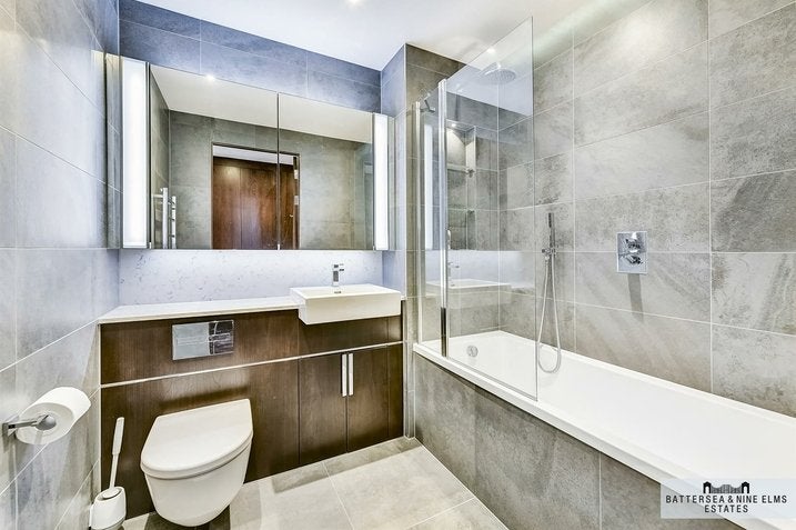 Flat Ponton Road in Greater London