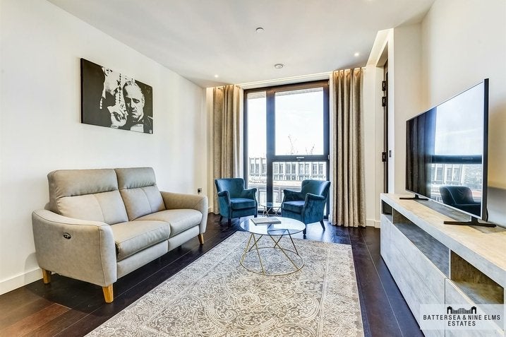Flat Ponton Road in Greater London