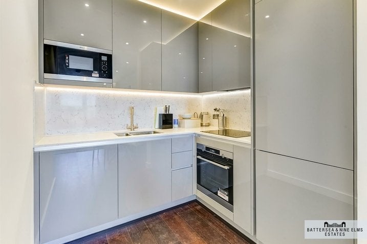 Flat Ponton Road in Greater London