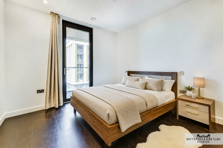 Flat Ponton Road in Greater London