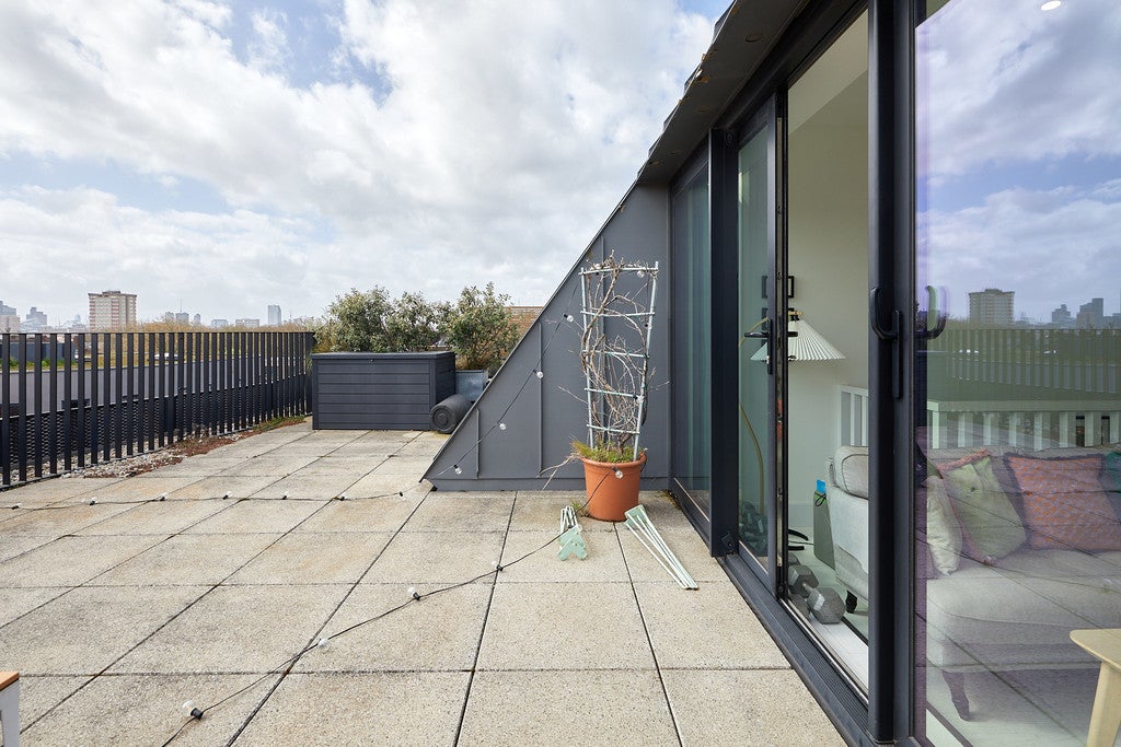 Flat Mentmore Terrace in Greater London