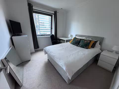 Room South Quay Square in Greater London