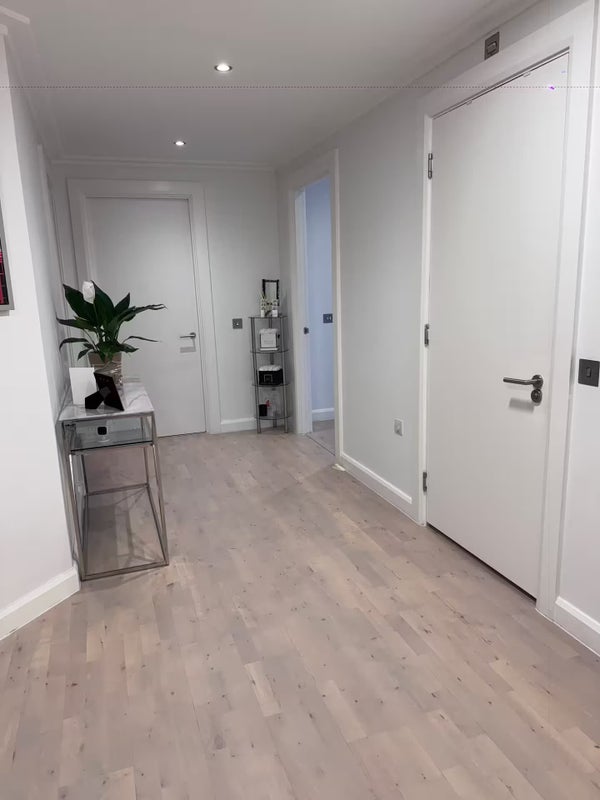 Room South Quay Square in Greater London