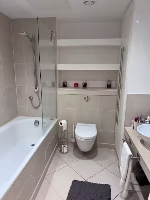 Room South Quay Square in Greater London