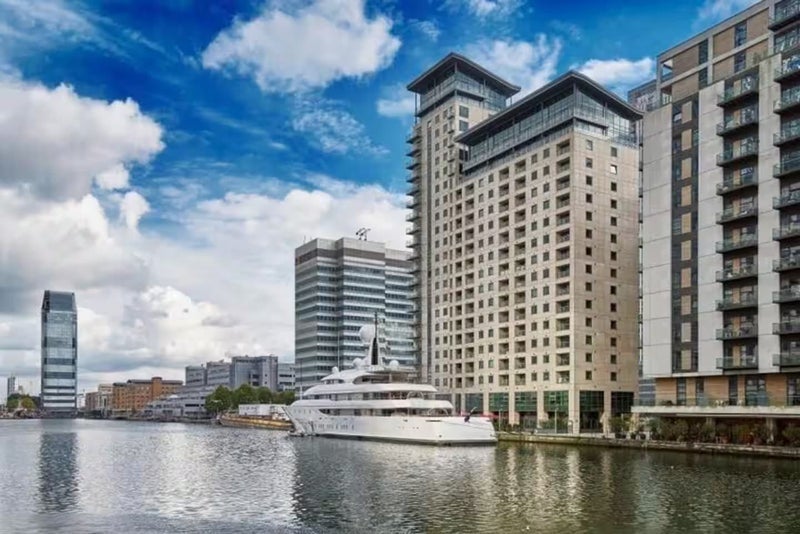 Room South Quay Square in Greater London