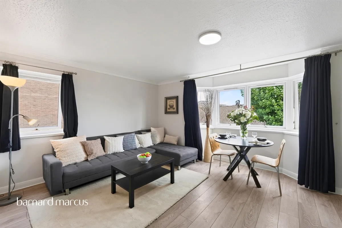 Flat Denmark Road in Greater London