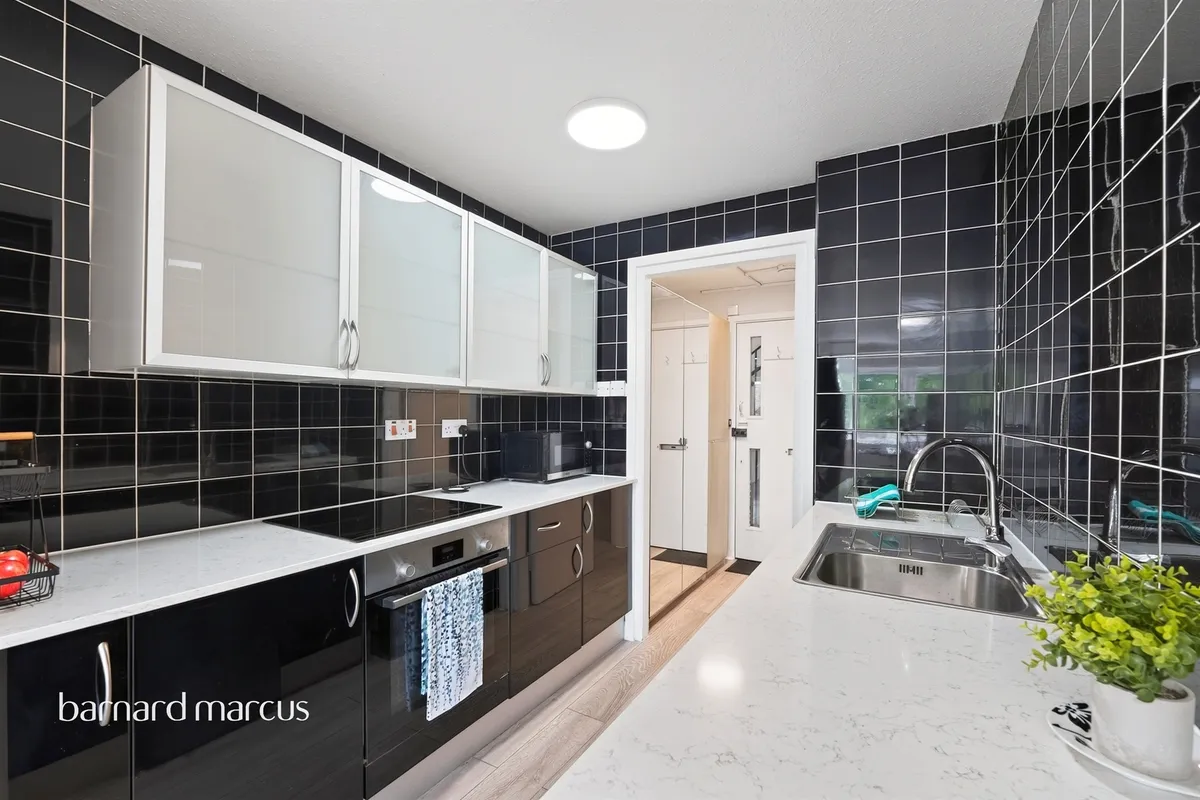 Flat Denmark Road in Greater London