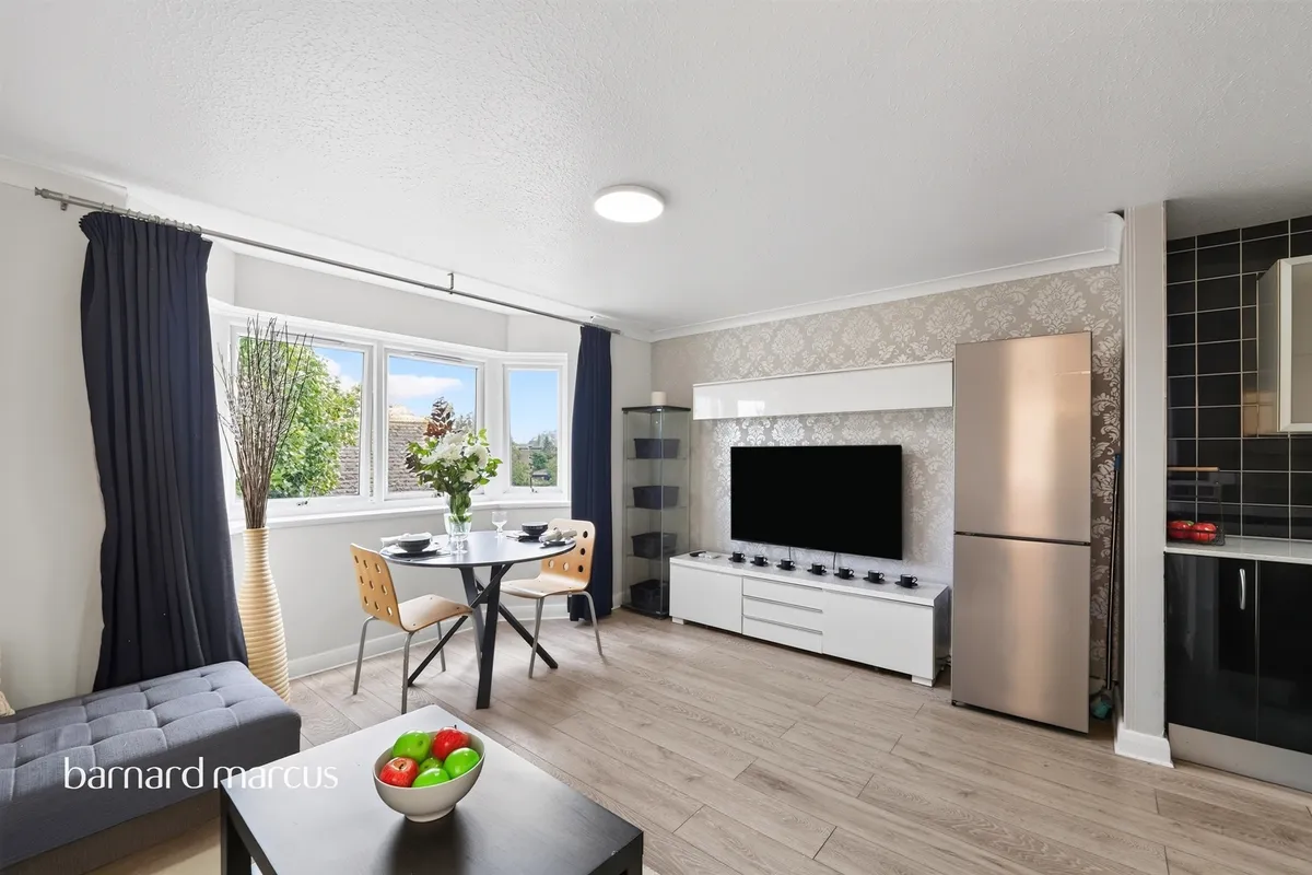 Flat Denmark Road in Greater London