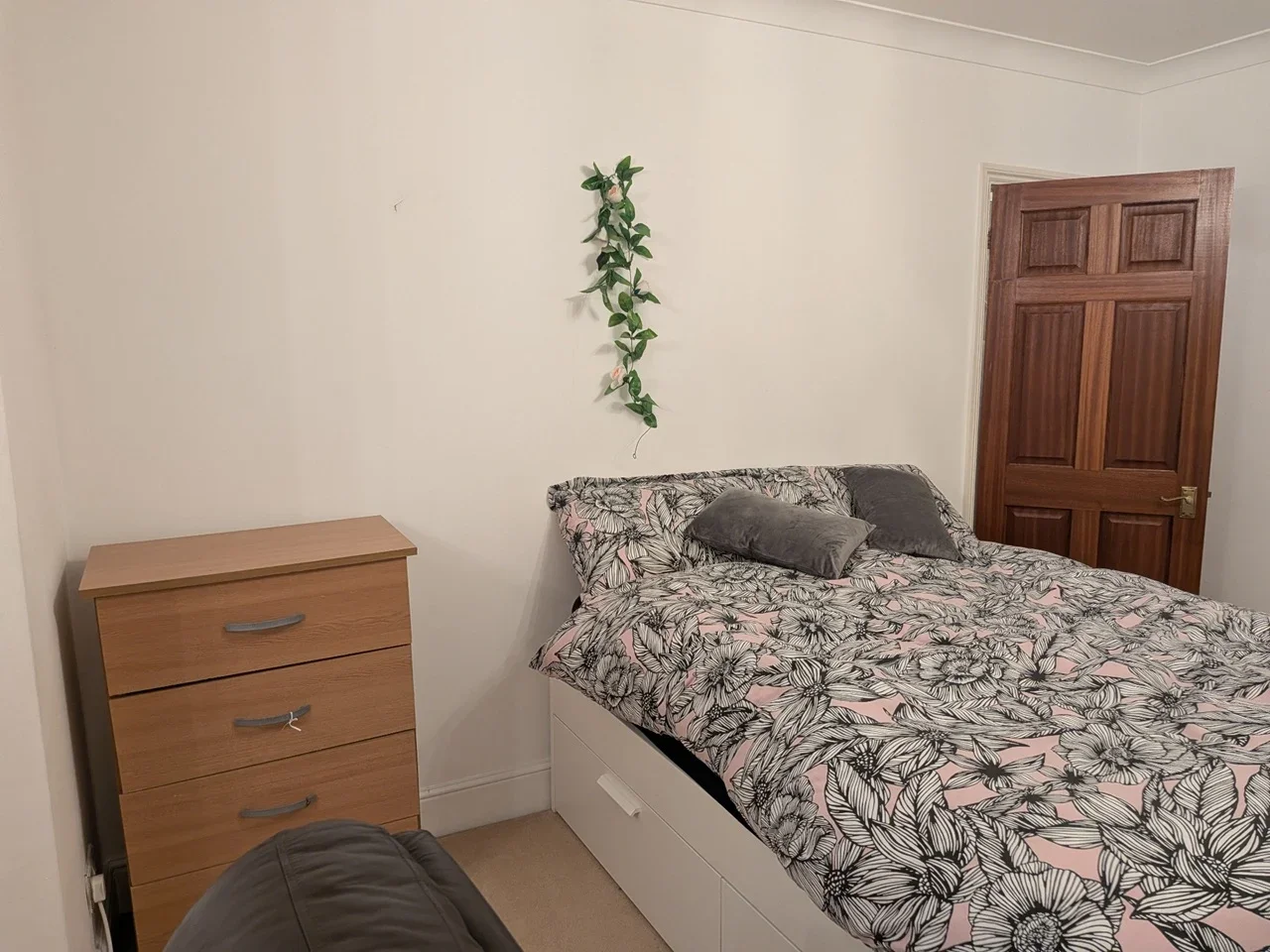 Room Western Avenue in Greater London