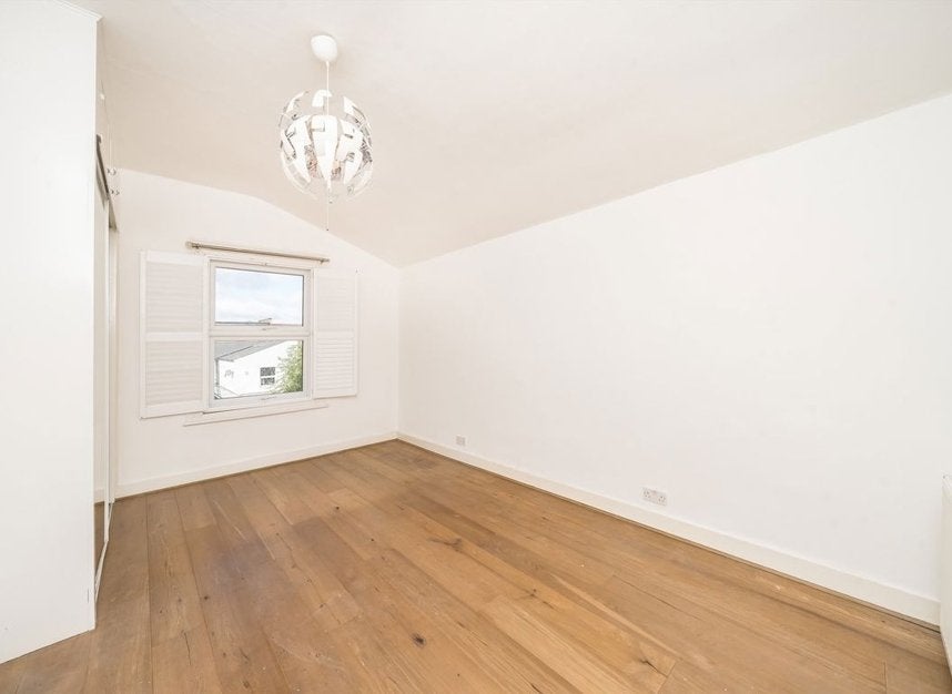 Flat Maldon Road in Greater London
