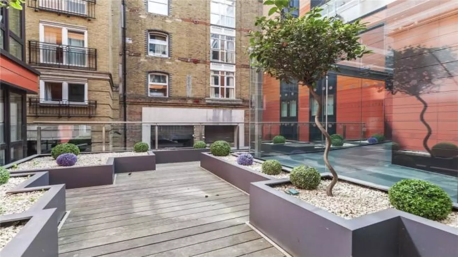 Flat High Timber Street in City of London