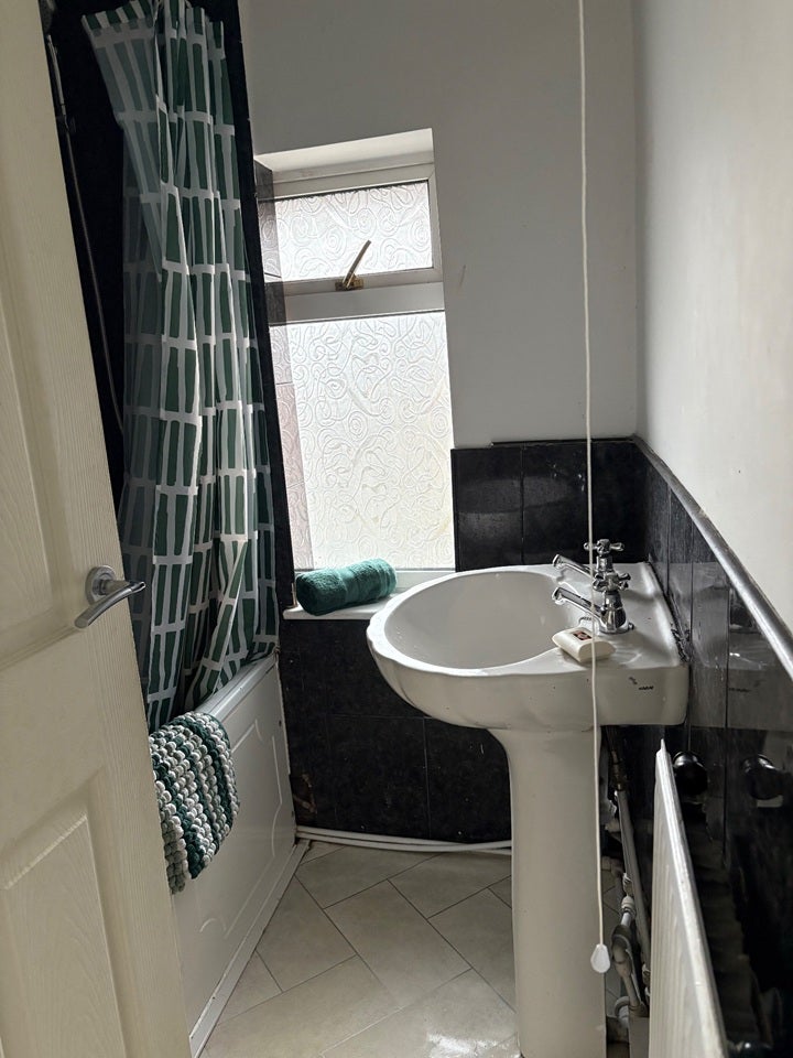 Room Compton Place in Ellesmere Port