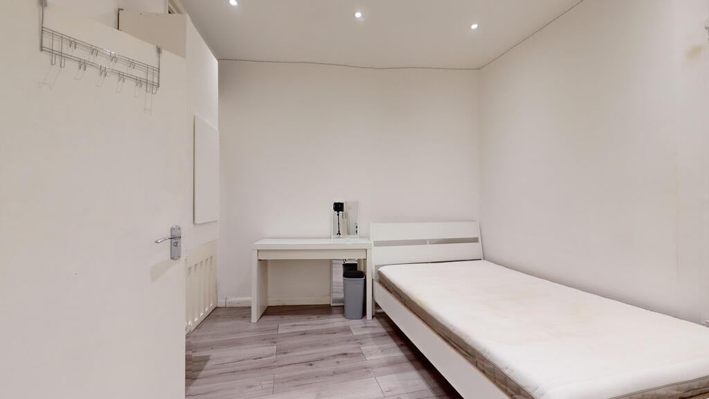 Flat Newington Butts in Greater London