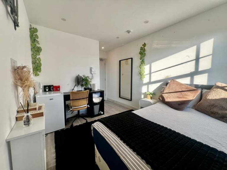 Room Throwley Way in Greater London
