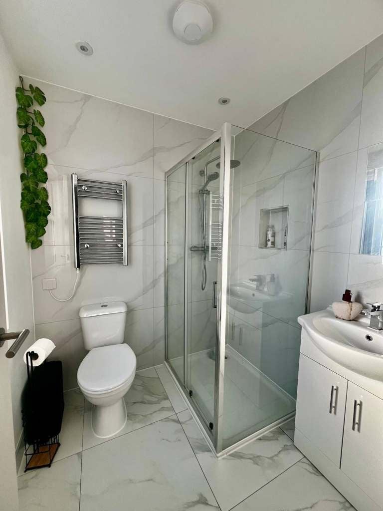 Room Throwley Way in Greater London
