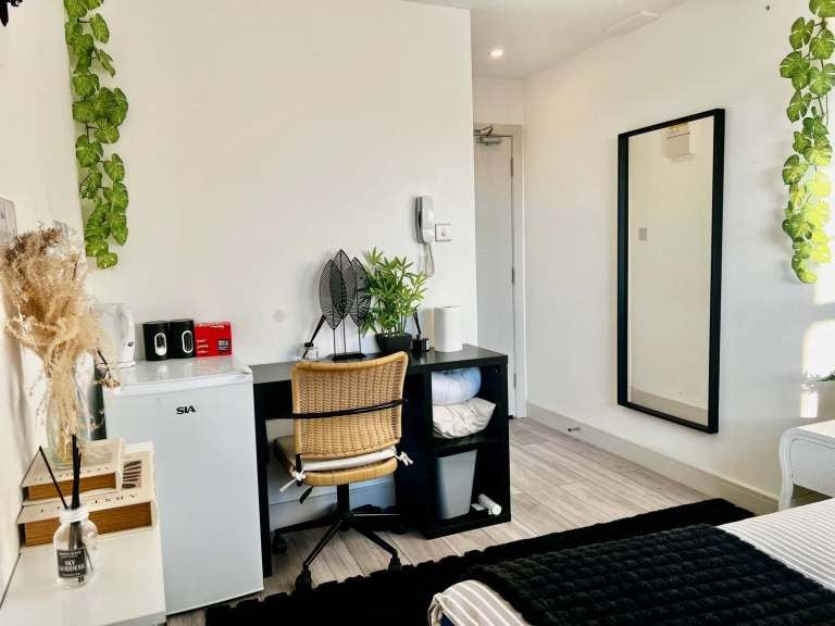 Room Throwley Way in Greater London